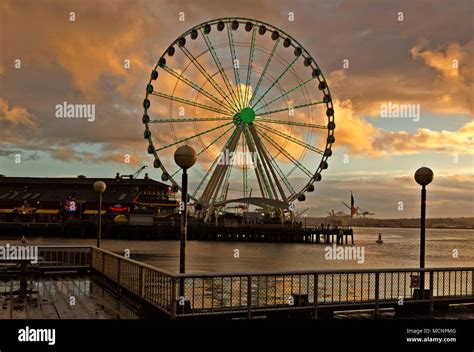 WA15266-00...WASHINGTON - The Great Wheel on Elliott Bay viewed from ...