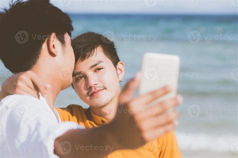 Retrato Gay Jovem Casal Sorrindo Tirando Uma Foto De Selfie Junto Telefone Celular