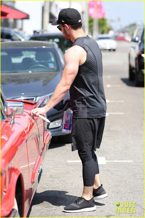 Nick Jonas Grabs Lunch After His Workout Photo Photo