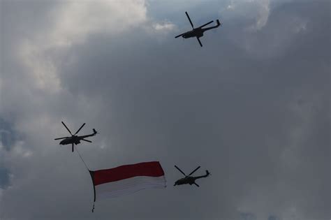 Atraksi Pesawat Tempur Membawa Bendera Merah Putih Lontar Id