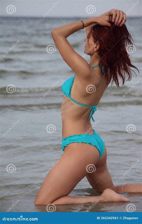 Bella Mujer En Bikini En La Playa Imagen de archivo Imagen de océano pelo 265342961