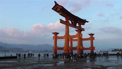 干潮時の厳島神社の大鳥居 The Torii Gate Of Itsukushima Shrine Youtube