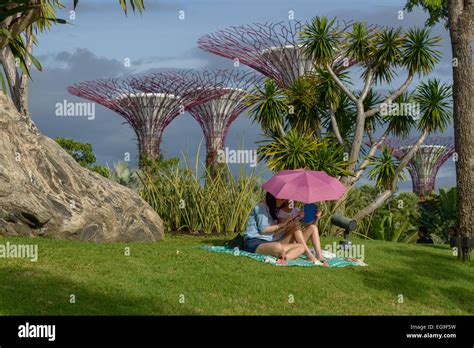 Femme mature avec fille dans le jardin Banque de photographies et dimages à haute résolution