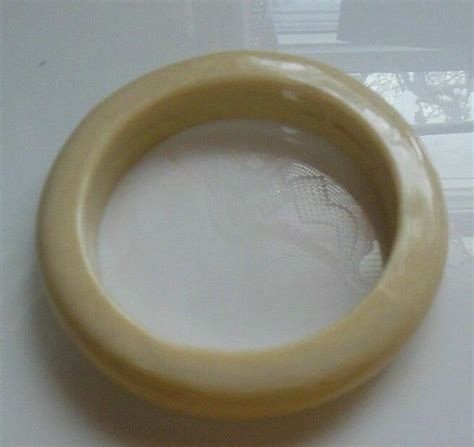 Vintage Cream Crackled Effect Plastic Lucite Bangle B Gem