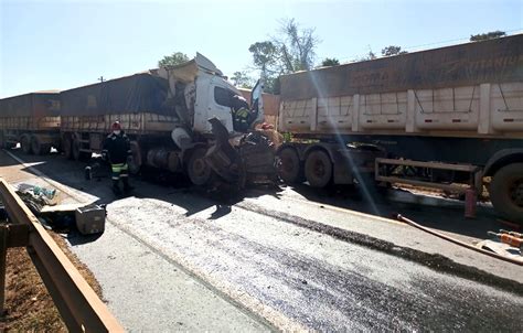 Colisão entre três carretas na BR 163 deixa um morto e um ferido em