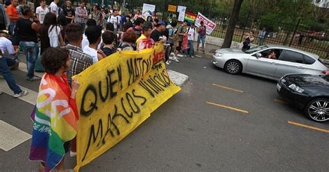 Em protesto contra morte de jovem gay manifestantes fecham portão do Ibirapuera Estadão