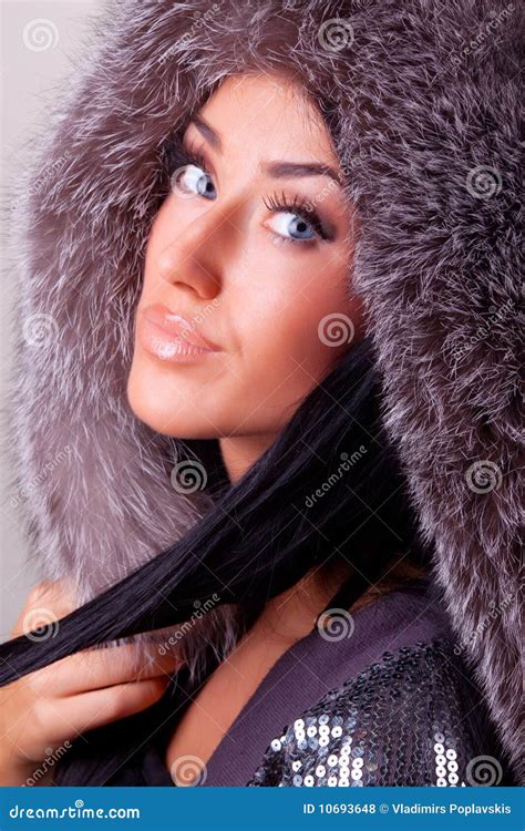 Brunette Joven Atractivo En Su Capa Foto De Archivo Imagen De Elegante Maquillaje