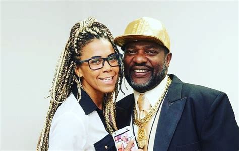 Viúva de Mr Catra volta para comunidade após morte do cantor e