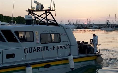 Sbarco Di Migranti Al Porto Di Corigliano Tra Loro Donne Bambini E