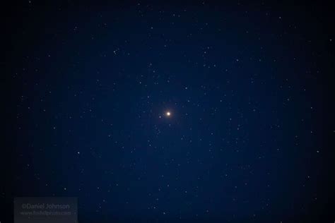 Bintang Merah Dan Putih Paling Terang Di Langit Malam