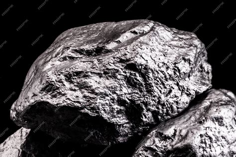 Большой серебряный камень редкий серебряный самородок на черном фоне ...