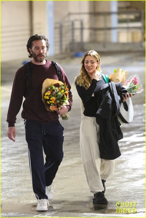 Kaley Cuoco & Boyfriend Tom Pelphrey Pick Up Flowers During Outing in L ...