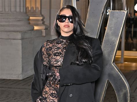 Filha de Madonna Lourdes Leon fica sem sutiã na Paris Fashion Week