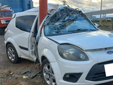 Fuerte Choque De Un Auto Contra Un Poste Sobre Complementaria N 20