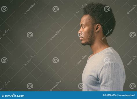 Joven Y Guapo Hombre Africano Con Antecedentes Grises Foto De Archivo