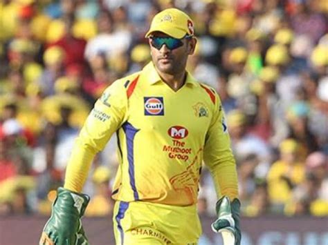 Fan Breaches Security Wall To Meet Ms Dhoni Essentiallysports