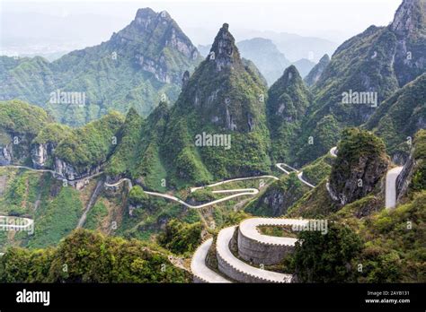 La Sinuosa Carretera De La Monta A Tianmen El Parque Nacional