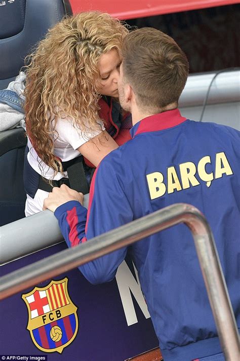 Gerard Pique And Shakira Kissing