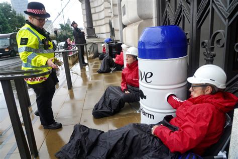 Greenpeace Shuts Down Entrance To Unilever London Hq Letsrecycle