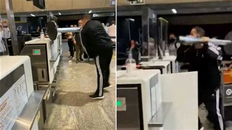 Assista Casal Quebra Guich De Companhia No Aeroporto Ap S Atraso De Voo