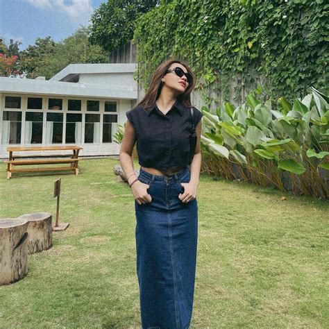 5 Potret Artis Tampil Stylish Dengan Denim Maxi Skirt Jennifer Bachdim Hingga Lyodra Ginting