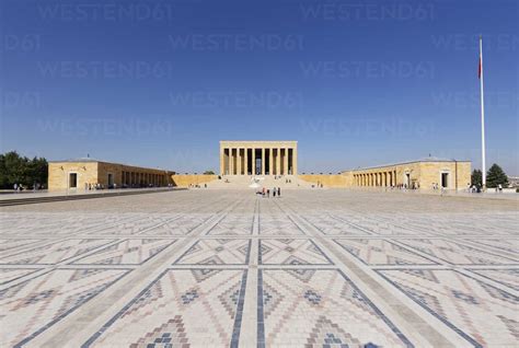 Türkei Ankara Anitkabir Menschen das Atatürk Mausoleum besuchen