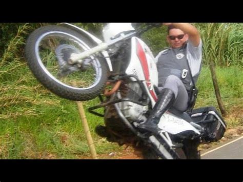 V Deo De Policiais Empinando Moto Youtube