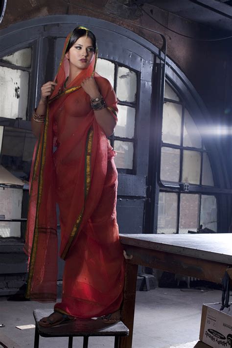 Indiase MILF Sunny Leone Pronkt Met Haar Grote Borsten In Haar Doorschijnende Outfit