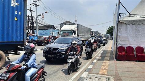 Jalan Raya Pantura Kabupaten Bekasi Dipadati Pemudik H Jelang Hari