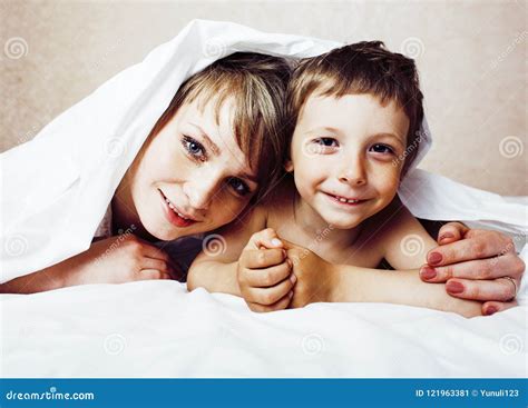 Junge Blonde Frau Mit Kleinem Jungen Im Bett Der Mutter Und Sohn Glücklich Stockbild Bild
