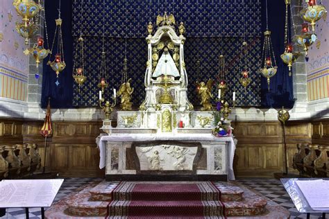 Un lieu une histoire Cathédrale du Puy en Velay élancée vers le ciel