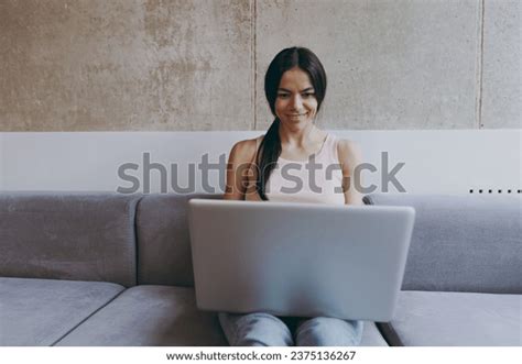 Joven mujer latina mirando pc frontal Más de 3 fotos de stock con licencia libres de regalías