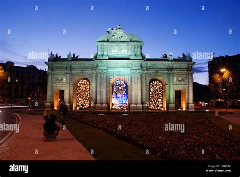 Puerta de Alcala, night view. Madrid, Spain Stock Photo - Alamy