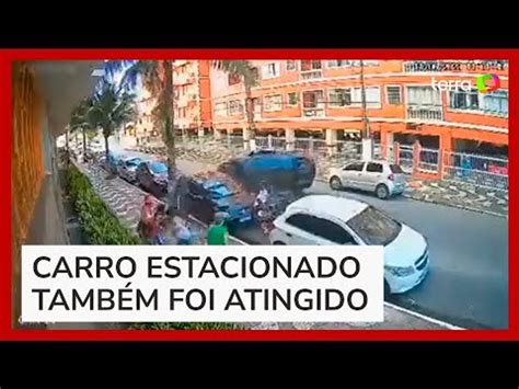 Motorista joga carro para cima de motociclista após ter óculos de sol