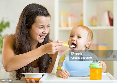 Alimentante E Alimentando - Foto de Mãe Alimentando Seu Filho Colher Criança e mais fotos de stock ...