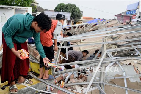 Khawatir Gempa Susulan Warga Kadudampit Berkumpul Di Luar Rumah