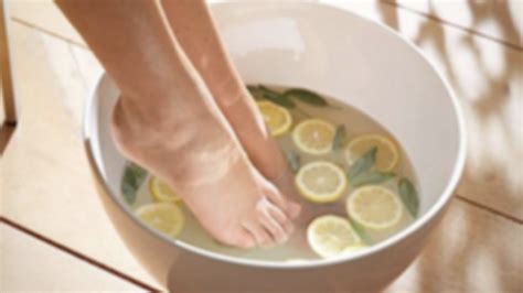 To detoxify your body, soak your feet in this amazing lemon and baking ...