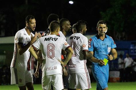 Trio De Arbitragem De Vit Ria X Flamengo Afastado Pela Cbf Tribuna