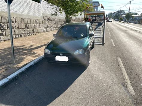 Veículo placa adulterada fita isolante é apreendido pela