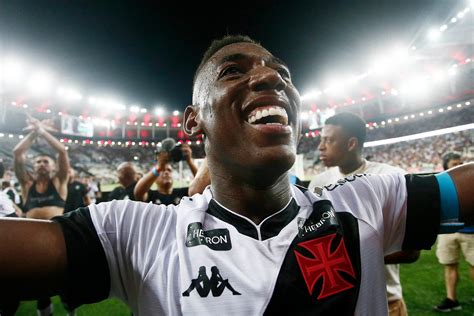 Como eu vou dormir símbolo de resistência do Vasco Léo abre o jogo