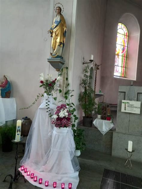 Blumenschmuck Zum Rosenkranzmonat In Sankt Petrus In Ketten In