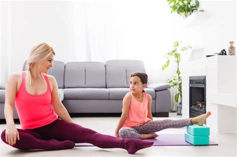 Madre E Hija Practicando Yoga En Casa Foto Premium