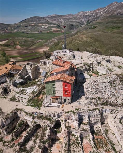 Castelluccio di Norcia demolite le ultime case la ricostruzione è