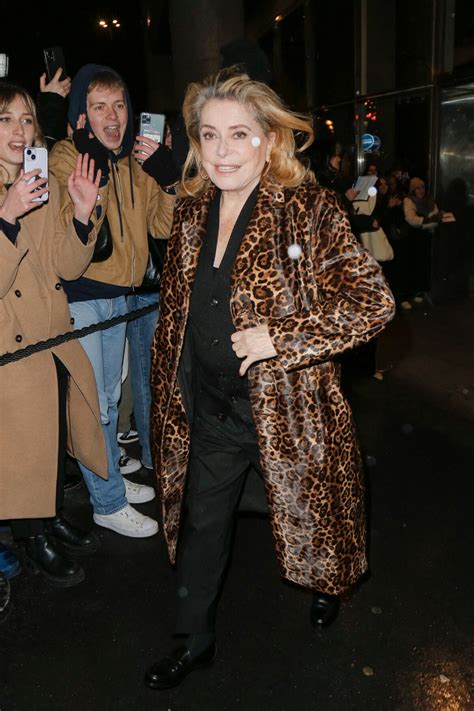 Photo Catherine Deneuve Arrivées au défilé de mode Hommes AMI