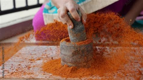 Wideo Stock Indian Woman Hand Powdering Indian Spices Red Chilly