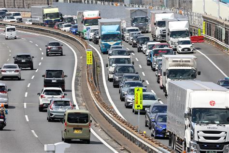 お盆は「ヤバいドライバー」が急増する？ 帰省シーズンの高速道路での運転、体験談から学ぶ教訓 J Cast ニュース【全文表示】