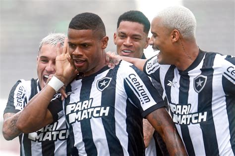 Botafogo Vence O Bangu E Assume A Lideran A Provis Ria