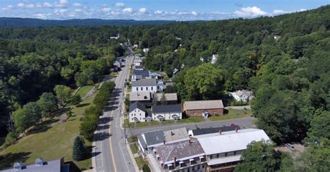 unassuming town  hinsdale  hampshire    americas