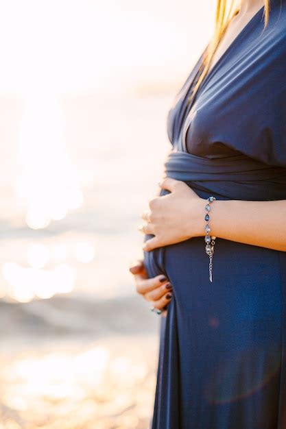 Mujer Embarazada Con Un Vestido Largo Azul Con Una Hermosa Manicura