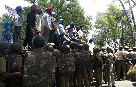 Sajjan Kumars Acquittal Huge Protests At Sonia Gandhis House